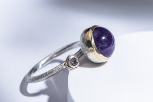 Silver ring with gold details, amethyst & sapphire stone